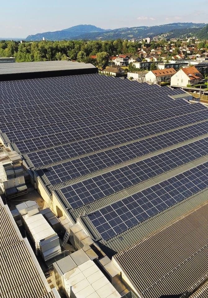 Solaranlage auf Gebäude mit Bergpanorama